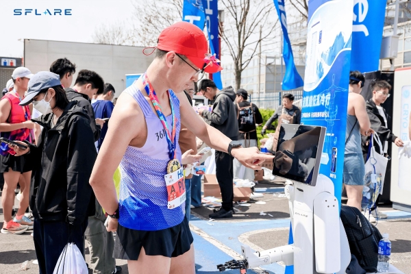 星炽动力机器人亮相2026青岛马拉松：深度赋能赛后守护，家庭守护从完赛区开始 