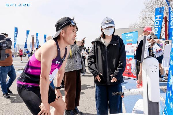 星炽动力机器人亮相2026青岛马拉松：深度赋能赛后守护，家庭守护从完赛区开始 