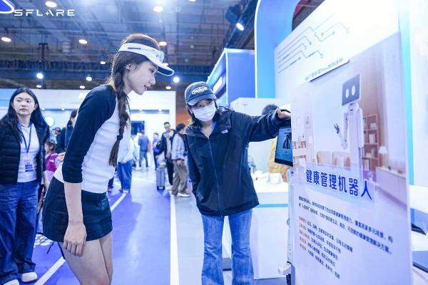 星炽动力机器人亮相2026青岛马拉松：深度赋能赛后守护，家庭守护从完赛区开始 