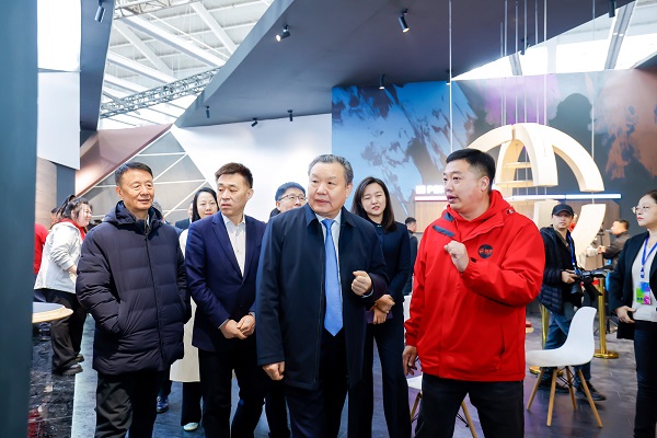 从“环保内卷”到“价值破界”，鹏鸿板材新品上市，重新定义行业新坐标 