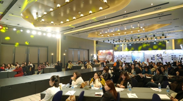 贝佳人“鎏光悦己”2026秋冬新品发布会 