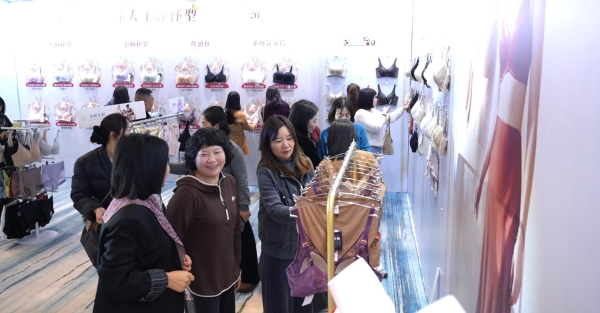 贝佳人“鎏光悦己”2026秋冬新品发布会 