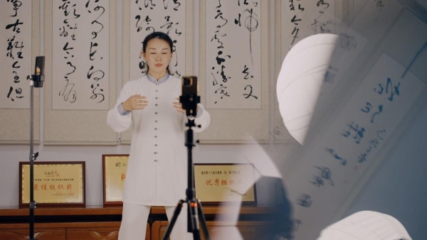 河洛快闪尽展太极气韵，头部在线太极课程简橙凭借金牌师资团队深耕太极教学领域 