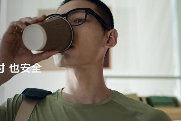 华为首款鸿蒙AI眼镜正式发布：看一眼即支付，第一视角直播，解放双手 