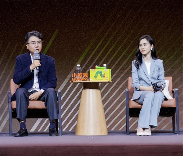 小彼恩现身阿那亚“文字漫游计划”，倡言AI时代亲子共读价值 