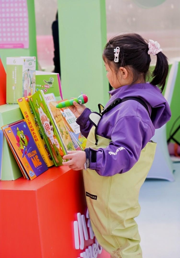 小彼恩现身阿那亚“文字漫游计划”，倡言AI时代亲子共读价值 