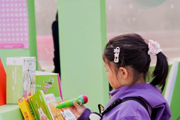 小彼恩现身阿那亚“文字漫游计划”，倡言AI时代亲子共读价值 