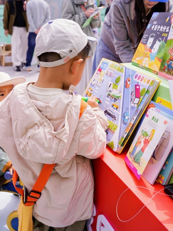 小彼恩亮相抖音“文字漫游计划”，共探AI时代阅读如何回归育人本质 