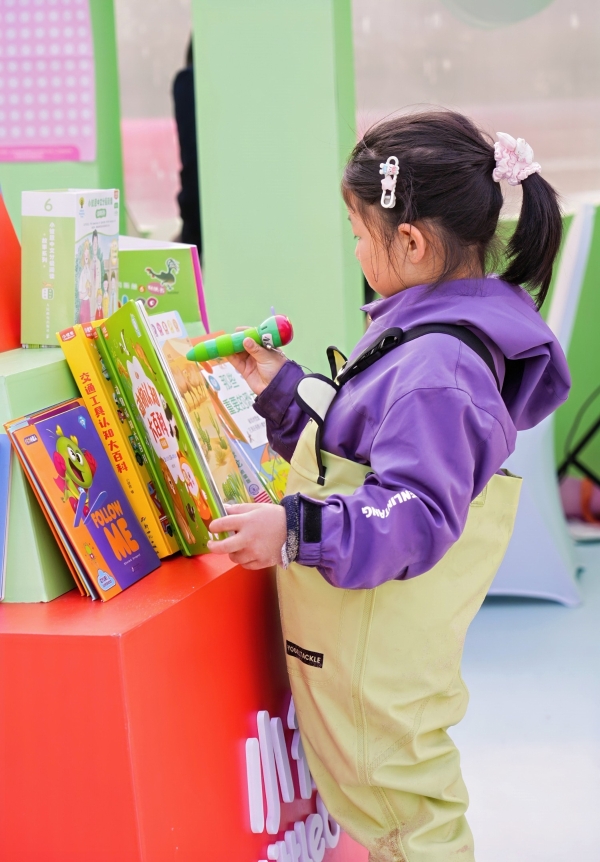 小彼恩亮相抖音“文字漫游计划”，共探AI时代阅读如何回归育人本质 