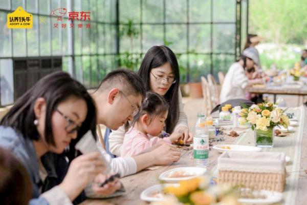 有机乳品赛道扩容，认养一头牛推出黑土有机鲜牛奶新品 