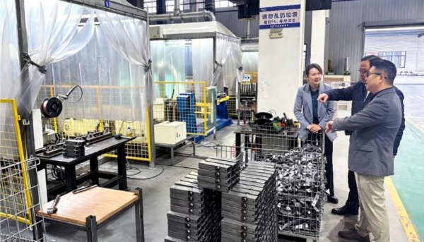 芜湖市湾沚区区委副书记、区长马荣率队走访芜湖爱果乐智能科技有限公司 