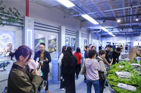 “老凤祥侏罗纪世界快闪” 现场！老凤祥侏罗纪世界联名首发 