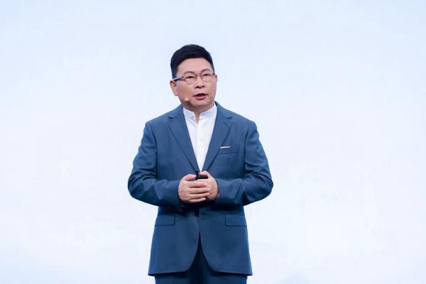 华为余承东发布华为DriveONE中文品牌“华为智擎”，持续引领新能源汽车电动化升级 