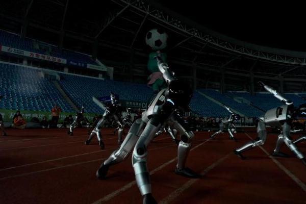 苏超开幕，魔法原子完成行业最大规模群控表演 