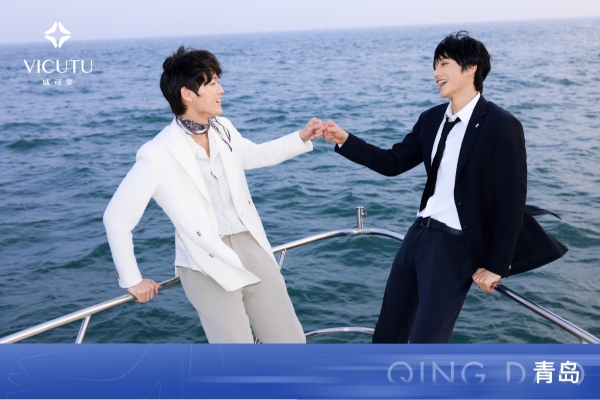 海风为幕，穿搭成诗｜VICUTU型游青岛，活力自在登场 