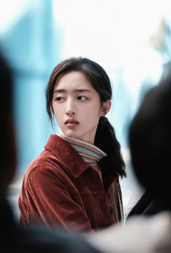 与其用AI替代演员，不如大胆启用新人 