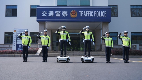 苏超开赛！墨甲交警机器人上岗常州，护航揭幕战 