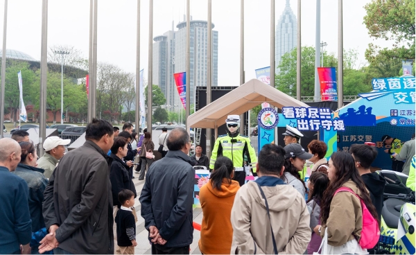 苏超开赛！墨甲交警机器人上岗常州，护航揭幕战 