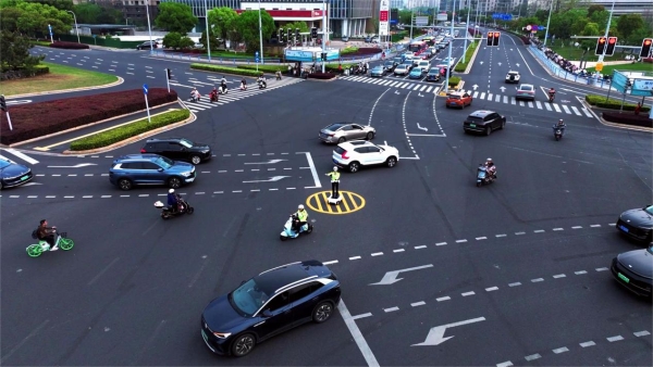 苏超开赛！墨甲交警机器人上岗常州，护航揭幕战 