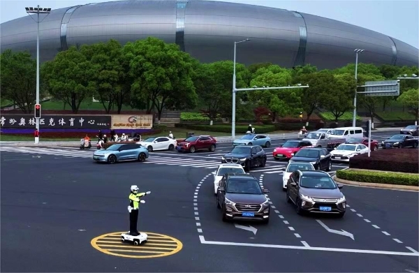 苏超开赛！墨甲交警机器人上岗常州，护航揭幕战 