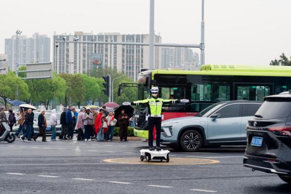 苏超开赛！墨甲交警机器人上岗常州，护航揭幕战 