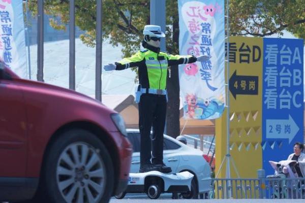 苏超开赛！墨甲交警机器人上岗常州，护航揭幕战 