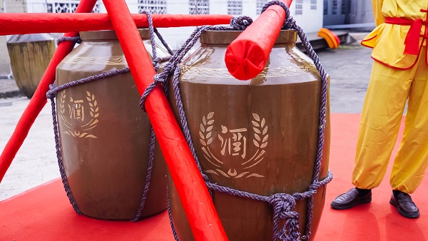 盗龄医生集团上市纪念酒苦瓜酒开坛大典隆重举行，首发被抢购一空 