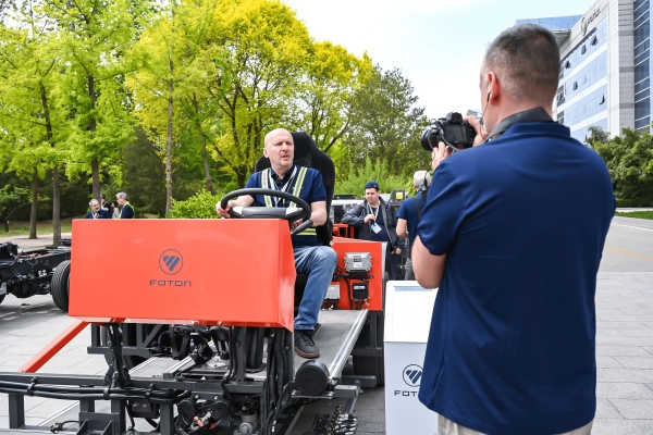 智行无界 通达全球！福田欧辉客车成为全球品牌日焦点 向世界展示中国智造魅力 