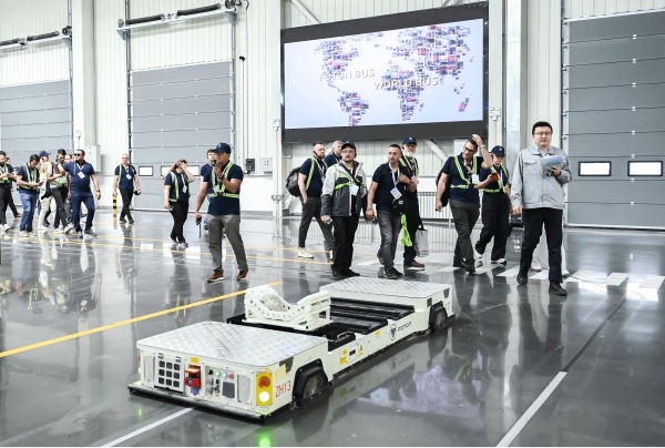 智行无界 通达全球！福田欧辉客车成为全球品牌日焦点 向世界展示中国智造魅力 