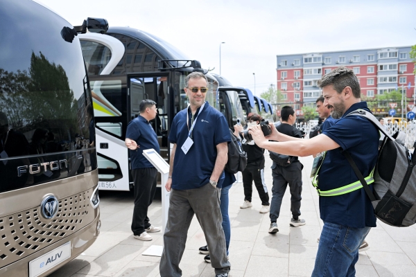 智行无界 通达全球！福田欧辉客车成为全球品牌日焦点 向世界展示中国智造魅力 