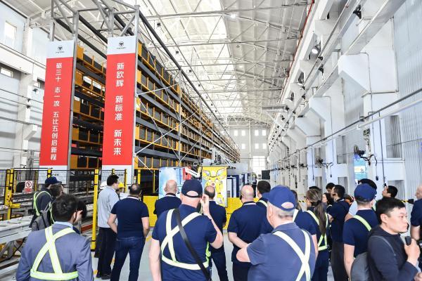 智行无界 通达全球！福田欧辉客车成为全球品牌日焦点 向世界展示中国智造魅力 