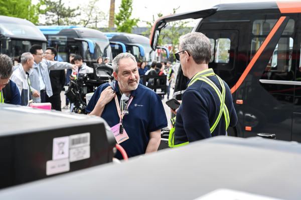 智行无界 通达全球！福田欧辉客车成为全球品牌日焦点 向世界展示中国智造魅力 