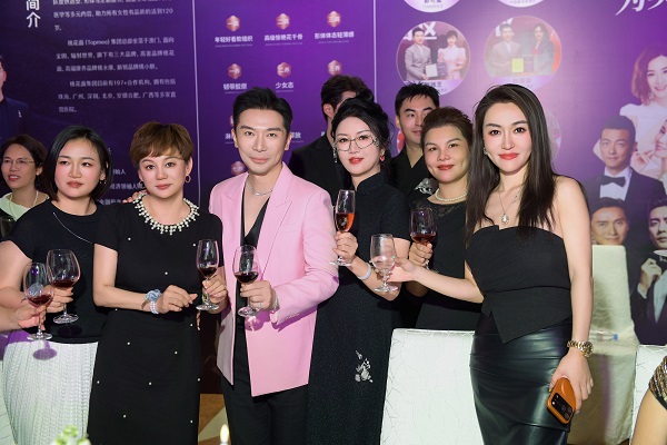 鎏光启序，美韵相逢  漫赏澳珠风华，共鉴美学新章  荟萃全球御龄精萃  聚首名流精英圈层  与时代翘楚同启一场尊崇「珍贵」之旅  共铸星光璀璨的荣耀新程