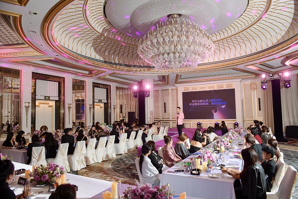 鎏光启序，美韵相逢  漫赏澳珠风华，共鉴美学新章  荟萃全球御龄精萃  聚首名流精英圈层  与时代翘楚同启一场尊崇「珍贵」之旅  共铸星光璀璨的荣耀新程