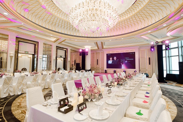 鎏光启序，美韵相逢  漫赏澳珠风华，共鉴美学新章  荟萃全球御龄精萃  聚首名流精英圈层  与时代翘楚同启一场尊崇「珍贵」之旅  共铸星光璀璨的荣耀新程