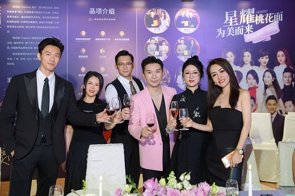 鎏光启序，美韵相逢  漫赏澳珠风华，共鉴美学新章  荟萃全球御龄精萃  聚首名流精英圈层  与时代翘楚同启一场尊崇「珍贵」之旅  共铸星光璀璨的荣耀新程