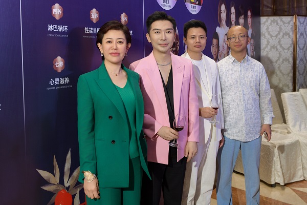 鎏光启序，美韵相逢  漫赏澳珠风华，共鉴美学新章  荟萃全球御龄精萃  聚首名流精英圈层  与时代翘楚同启一场尊崇「珍贵」之旅  共铸星光璀璨的荣耀新程