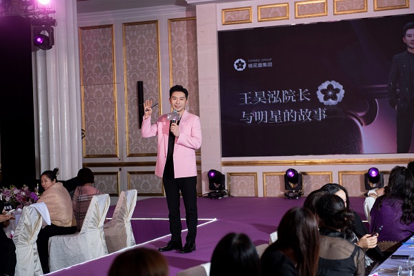 鎏光启序，美韵相逢  漫赏澳珠风华，共鉴美学新章  荟萃全球御龄精萃  聚首名流精英圈层  与时代翘楚同启一场尊崇「珍贵」之旅  共铸星光璀璨的荣耀新程