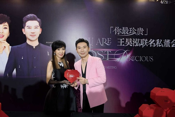 鎏光启序，美韵相逢  漫赏澳珠风华，共鉴美学新章  荟萃全球御龄精萃  聚首名流精英圈层  与时代翘楚同启一场尊崇「珍贵」之旅  共铸星光璀璨的荣耀新程