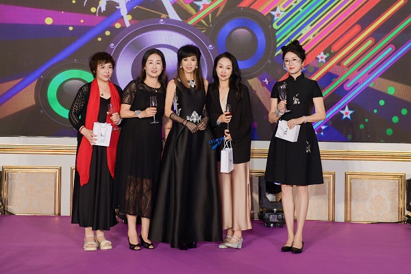 鎏光启序，美韵相逢  漫赏澳珠风华，共鉴美学新章  荟萃全球御龄精萃  聚首名流精英圈层  与时代翘楚同启一场尊崇「珍贵」之旅  共铸星光璀璨的荣耀新程