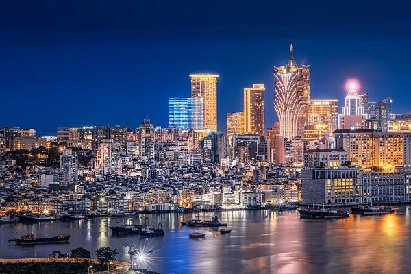 鎏光启序，美韵相逢  漫赏澳珠风华，共鉴美学新章  荟萃全球御龄精萃  聚首名流精英圈层  与时代翘楚同启一场尊崇「珍贵」之旅  共铸星光璀璨的荣耀新程