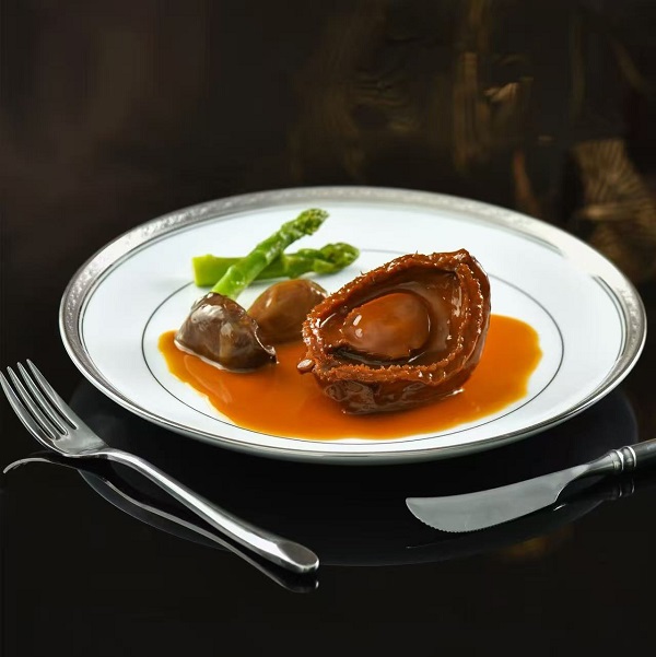 鎏光启序，美韵相逢  漫赏澳珠风华，共鉴美学新章  荟萃全球御龄精萃  聚首名流精英圈层  与时代翘楚同启一场尊崇「珍贵」之旅  共铸星光璀璨的荣耀新程