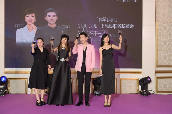 鎏光启序，美韵相逢  漫赏澳珠风华，共鉴美学新章  荟萃全球御龄精萃  聚首名流精英圈层  与时代翘楚同启一场尊崇「珍贵」之旅  共铸星光璀璨的荣耀新程