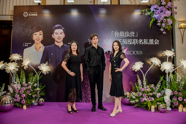 鎏光启序，美韵相逢  漫赏澳珠风华，共鉴美学新章  荟萃全球御龄精萃  聚首名流精英圈层  与时代翘楚同启一场尊崇「珍贵」之旅  共铸星光璀璨的荣耀新程