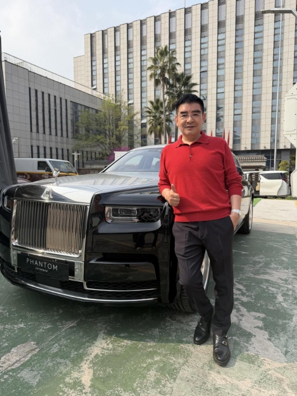 陈光标赠冠军张雪 1300 万劳斯莱斯！视频 5 小时破亿，数百家媒体聚焦致敬奋斗者 