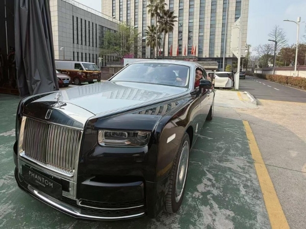 陈光标赠冠军张雪 1300 万劳斯莱斯！视频 5 小时破亿，数百家媒体聚焦致敬奋斗者 