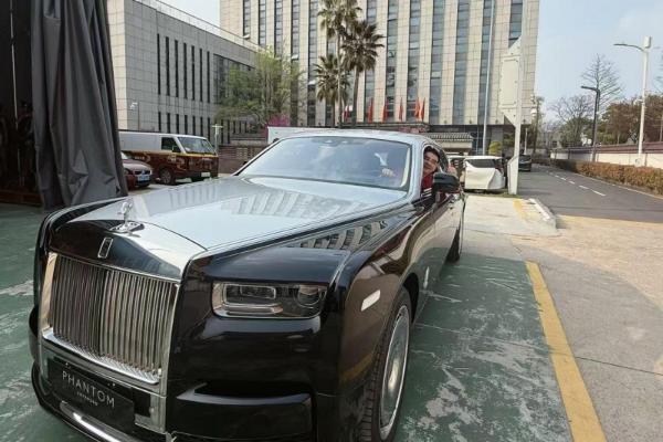 陈光标赠冠军张雪 1300 万劳斯莱斯！视频 5 小时破亿，数百家媒体聚焦致敬奋斗者 