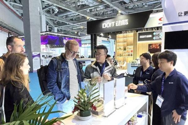 科大国创智能助行机器人亮相CMEF中国国际医疗器械展 