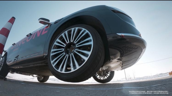 业界突破！华为智擎让3吨电动车完成1.2米立定跳远