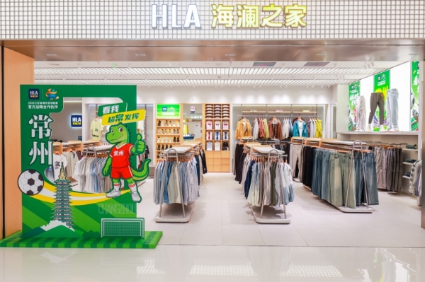 “苏超”开幕式有多燃？周深+四万人大合唱，海澜之家13市主题门店同步接棒 